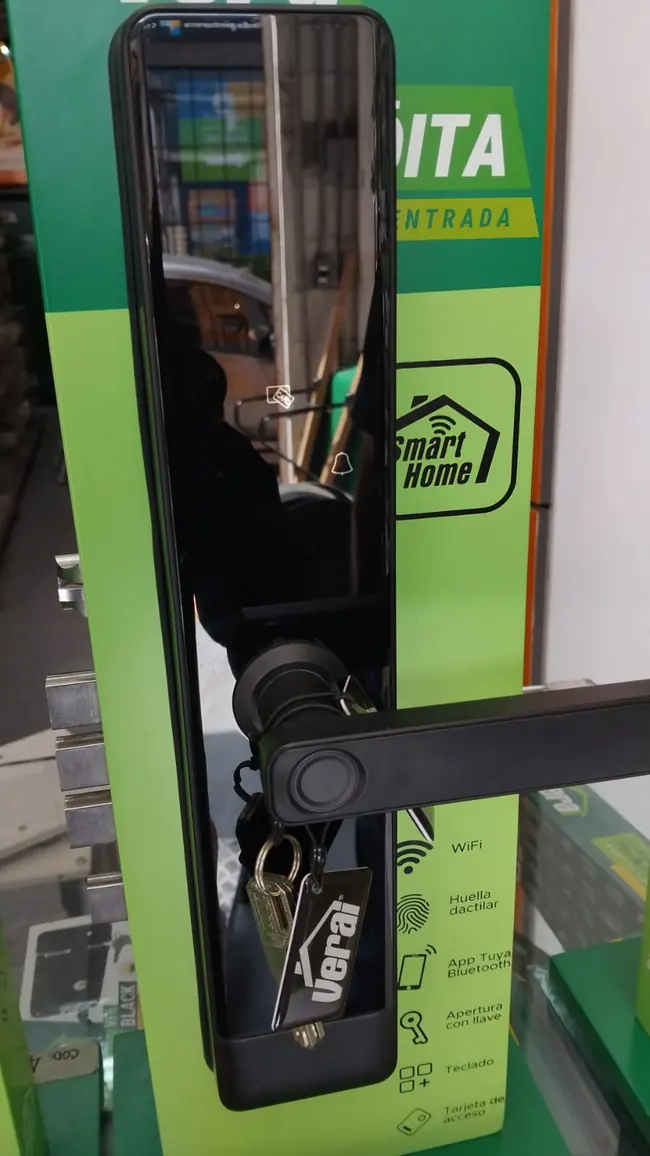 Detalle de cerradura de puerta blindada instalada en Rionegro